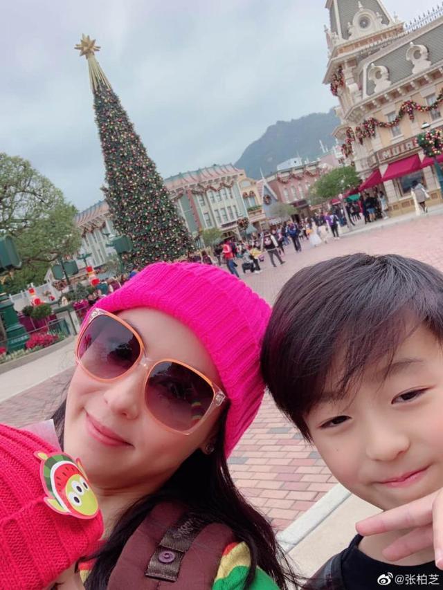 张柏芝|张柏芝懒理四胎传闻，与儿子温馨合影，母子均未对谢霆锋生日表态