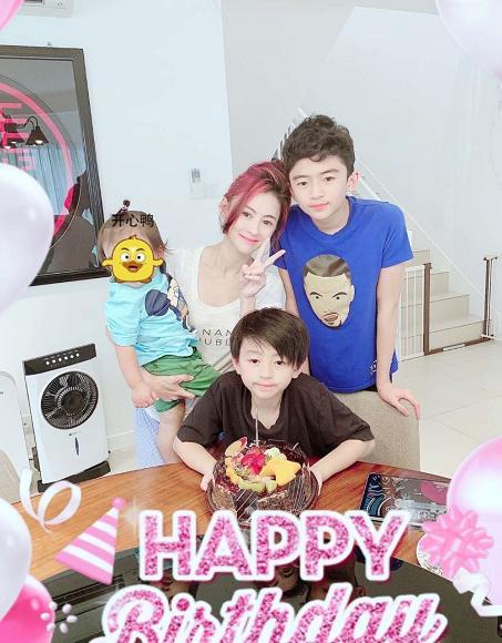 张柏芝|张柏芝懒理四胎传闻，与儿子温馨合影，母子均未对谢霆锋生日表态
