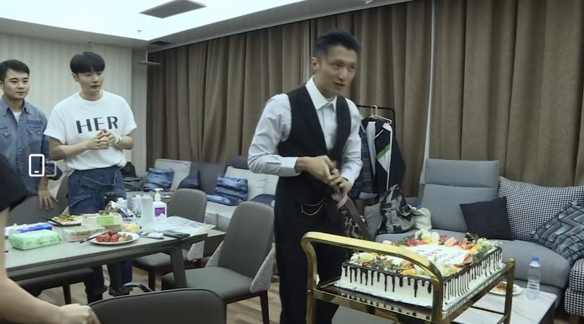 谢霆锋|谢霆锋庆40周岁，曾高调呛声艺人排场大，自己反奢华庆生真双标