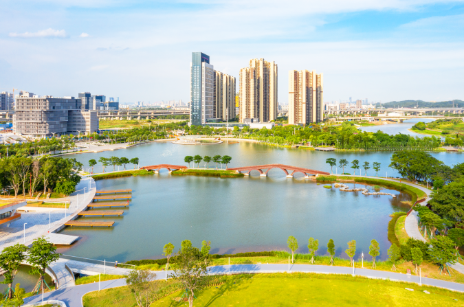 云飘在水里,蓝天为湖体着色"外江内湖,一堤两景,逐渐成为城市滨水