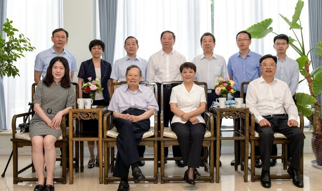 翁帆|44岁翁帆近照，婚后显幸福肥苍老不少，大54岁老公精神矍铄