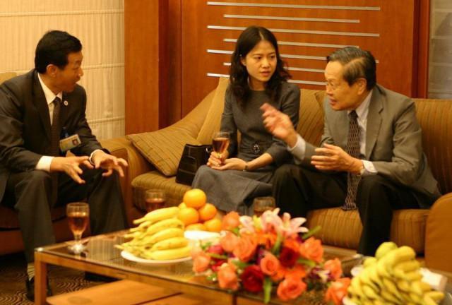 翁帆|44岁翁帆近照，婚后显幸福肥苍老不少，大54岁老公精神矍铄