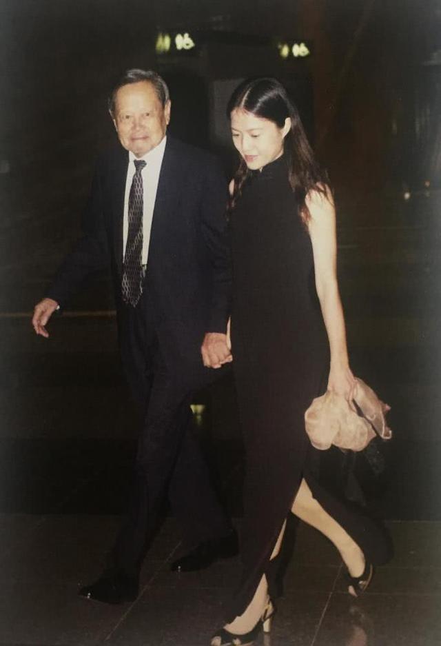 翁帆|44岁翁帆近照，婚后显幸福肥苍老不少，大54岁老公精神矍铄