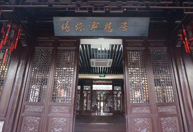 翁帆|44岁翁帆近照，婚后显幸福肥苍老不少，大54岁老公精神矍铄