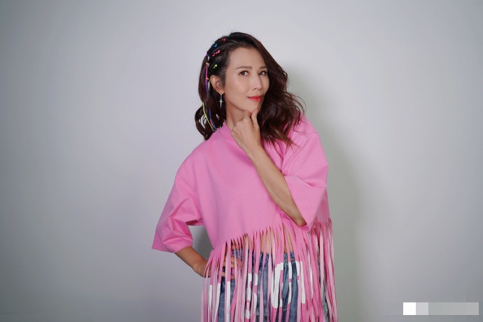 蔡少芬|47岁蔡少芬扎彩辫穿粉衣扮嫩，笑容甜甜女团风十足，细腰超抢镜