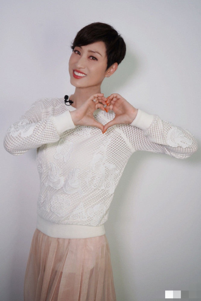 蔡少芬|47岁蔡少芬扎彩辫穿粉衣扮嫩，笑容甜甜女团风十足，细腰超抢镜