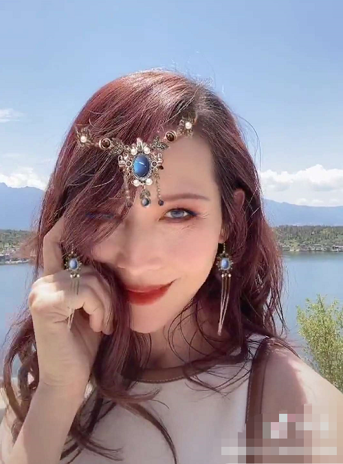 蔡少芬|47岁蔡少芬扎彩辫穿粉衣扮嫩，笑容甜甜女团风十足，细腰超抢镜