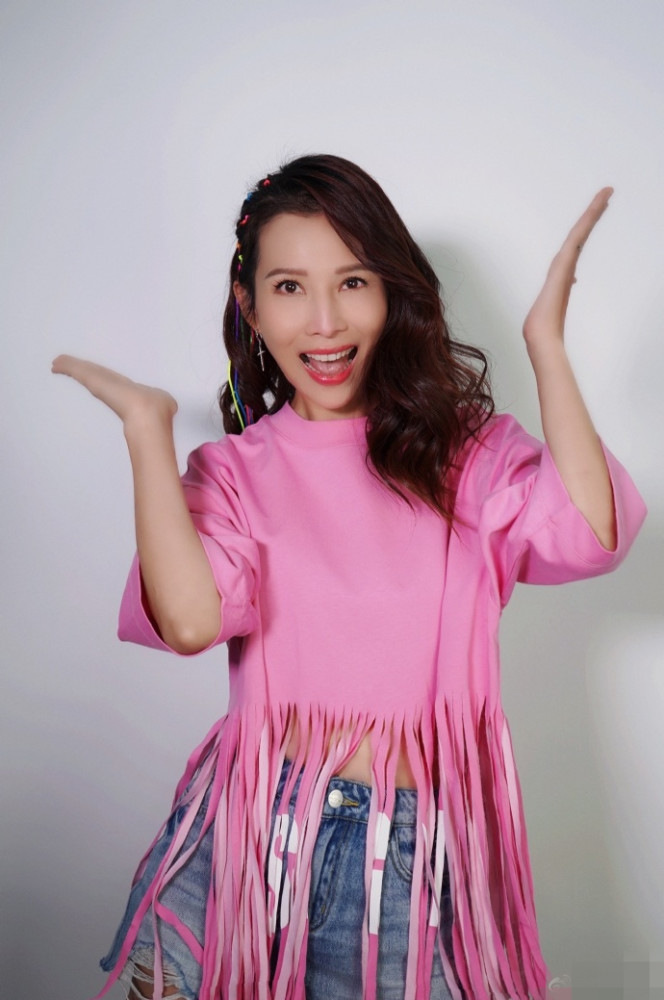 蔡少芬|47岁蔡少芬扎彩辫穿粉衣扮嫩，笑容甜甜女团风十足，细腰超抢镜