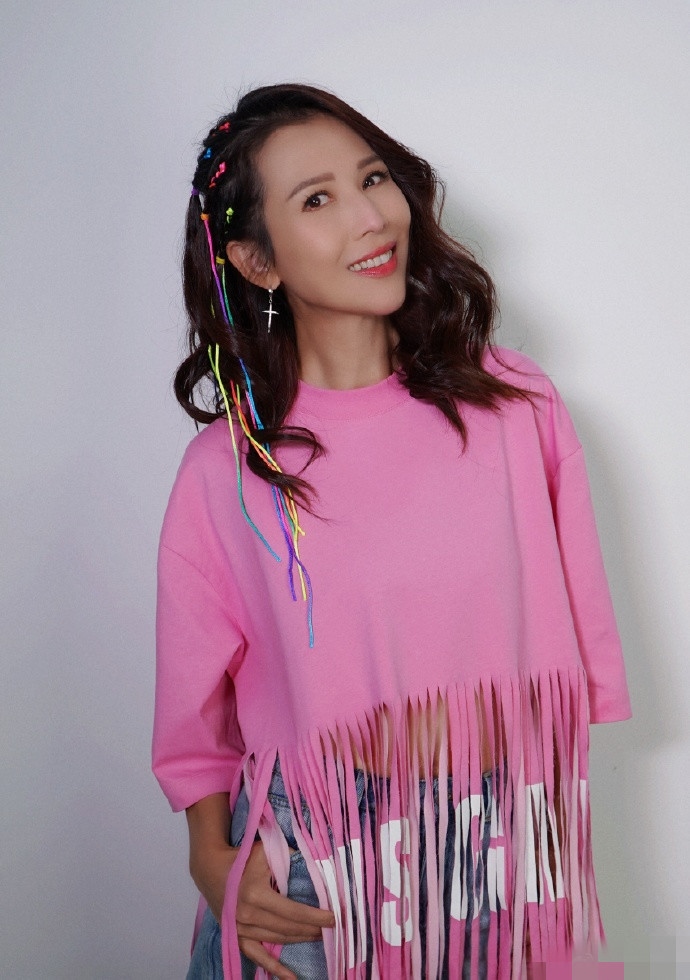 蔡少芬|47岁蔡少芬扎彩辫穿粉衣扮嫩，笑容甜甜女团风十足，细腰超抢镜