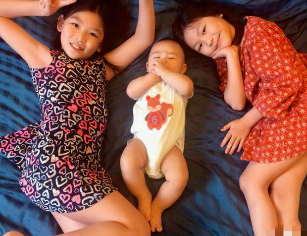 蔡少芬|47岁蔡少芬扎彩辫穿粉衣扮嫩，笑容甜甜女团风十足，细腰超抢镜