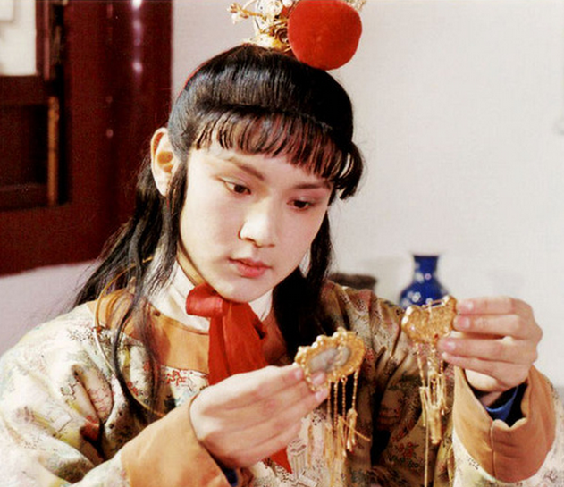 贾宝玉|红楼梦：贾宝玉在屋里睡觉时，秦可卿在屋外的举动暗示了什么？