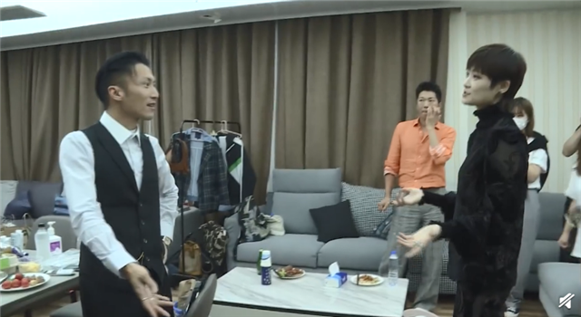 谢霆锋|谢霆锋庆祝40岁生日，发文感谢李宇春、李健、李荣浩