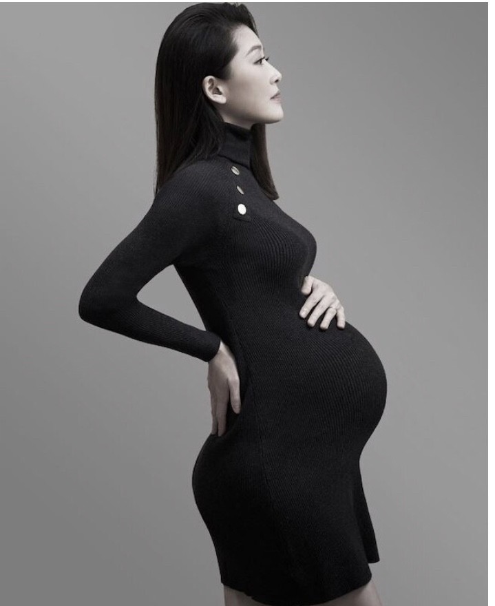 周丽淇|周丽淇亲吻儿子首次曝光其名字，产后三个月老公依旧不见踪影