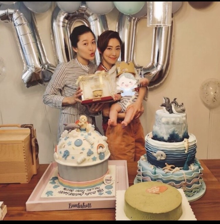 周丽淇|周丽淇亲吻儿子首次曝光其名字，产后三个月老公依旧不见踪影