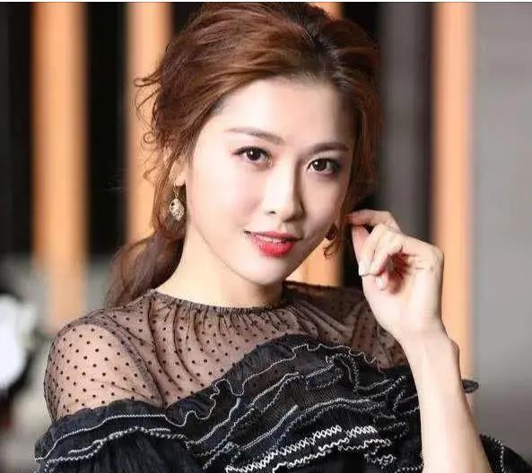 周丽淇|周丽淇亲吻儿子首次曝光其名字，产后三个月老公依旧不见踪影