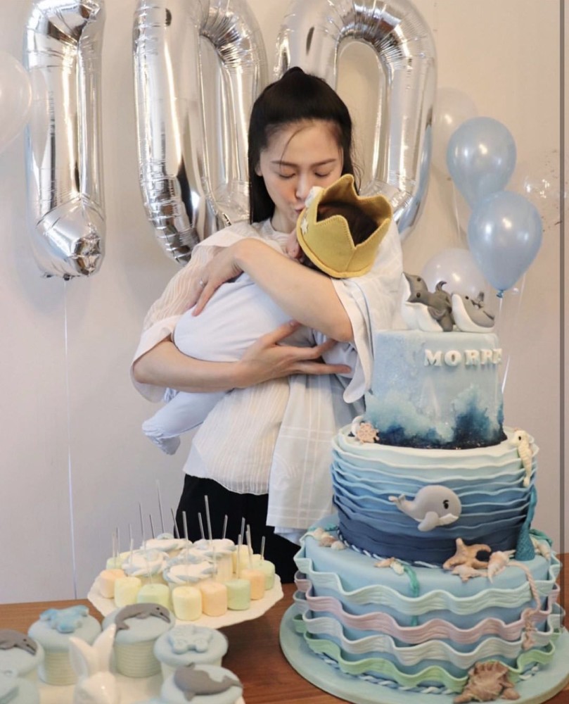 周丽淇|周丽淇亲吻儿子首次曝光其名字，产后三个月老公依旧不见踪影