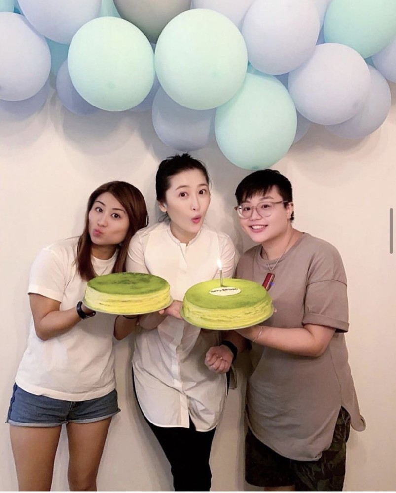 周丽淇|周丽淇亲吻儿子首次曝光其名字，产后三个月老公依旧不见踪影