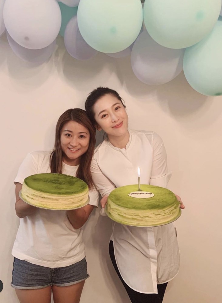 周丽淇|周丽淇亲吻儿子首次曝光其名字，产后三个月老公依旧不见踪影