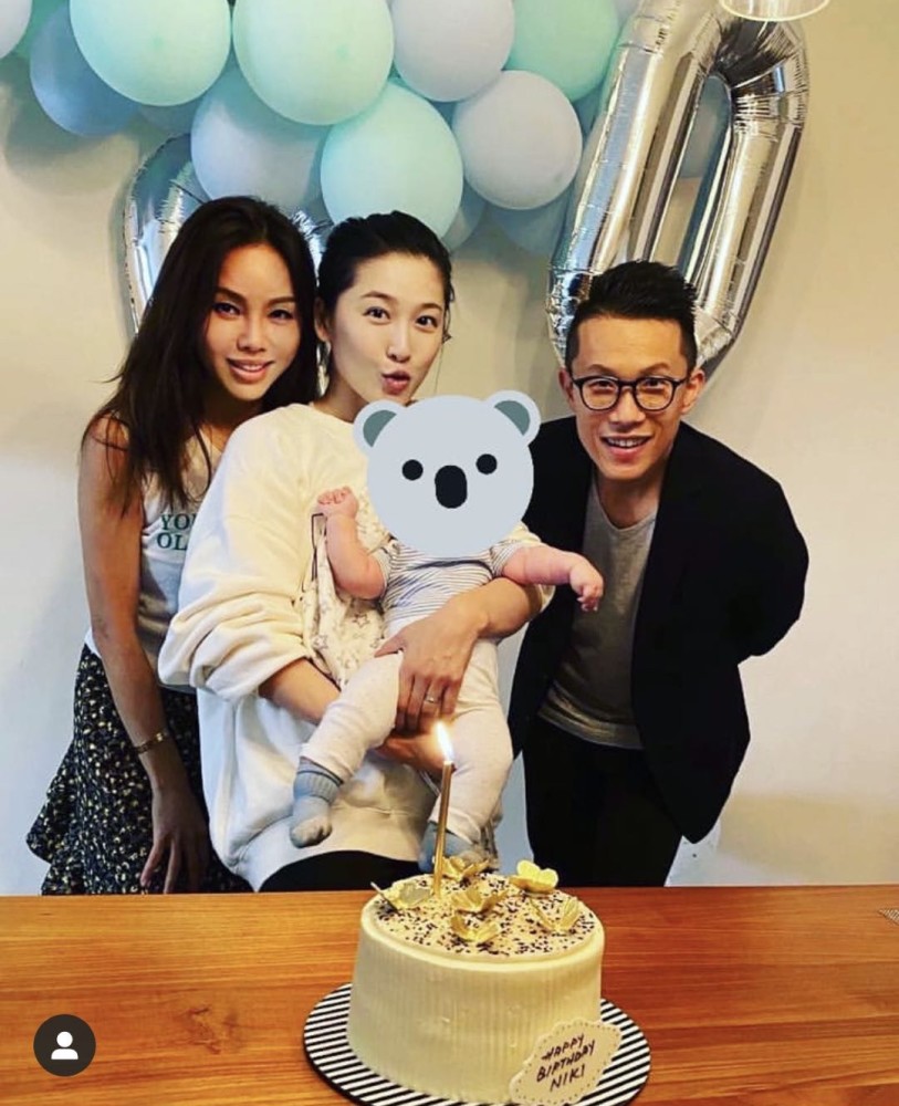 周丽淇|周丽淇亲吻儿子首次曝光其名字，产后三个月老公依旧不见踪影