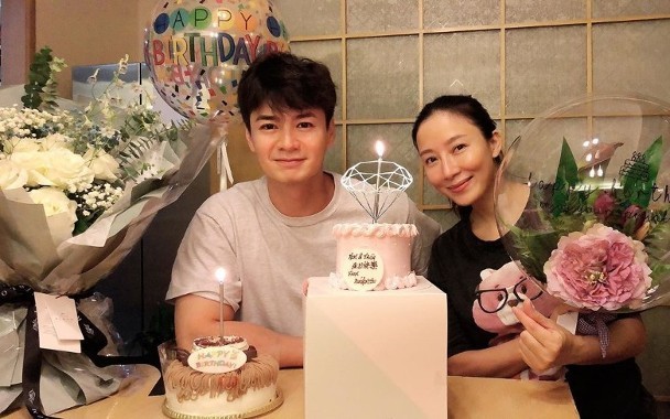 周丽淇|周丽淇亲吻儿子首次曝光其名字，产后三个月老公依旧不见踪影