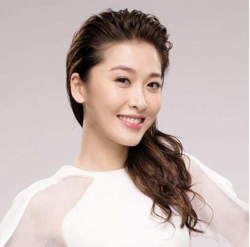 周丽淇|周丽淇亲吻儿子首次曝光其名字，产后三个月老公依旧不见踪影