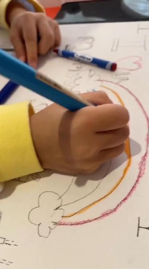 张柏芝|巧合？张柏芝三胎儿子画蛋糕礼物并配文：爸爸，昨日谢霆锋满40岁