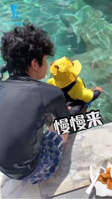 张柏芝|巧合？张柏芝三胎儿子画蛋糕礼物并配文：爸爸，昨日谢霆锋满40岁