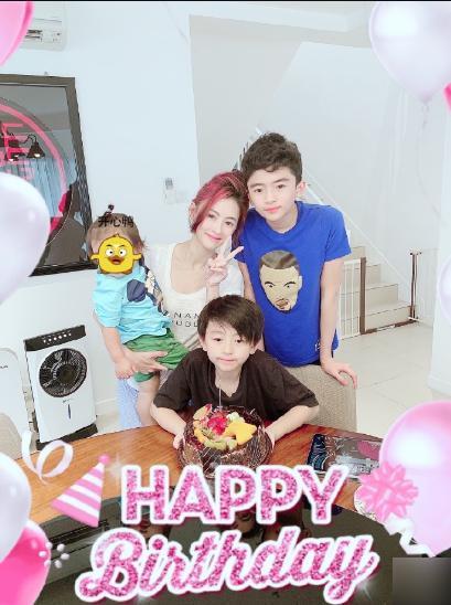 张柏芝|巧合？张柏芝三胎儿子画蛋糕礼物并配文：爸爸，昨日谢霆锋满40岁