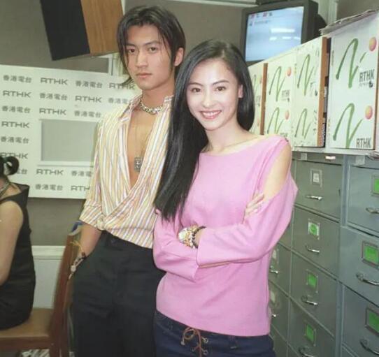 张柏芝|巧合？张柏芝三胎儿子画蛋糕礼物并配文：爸爸，昨日谢霆锋满40岁