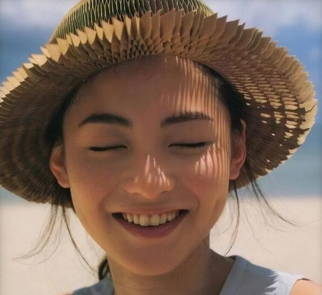 张柏芝|巧合？张柏芝三胎儿子画蛋糕礼物并配文：爸爸，昨日谢霆锋满40岁