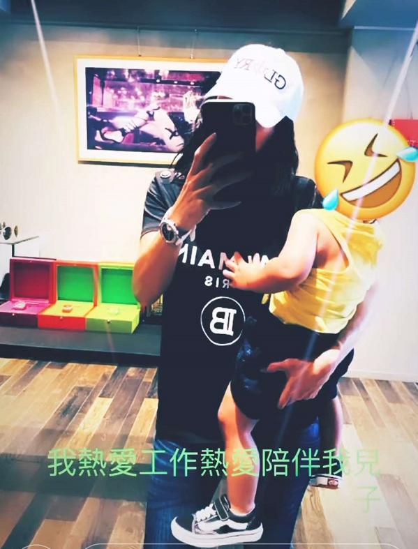 张柏芝|巧合？张柏芝三胎儿子画蛋糕礼物并配文：爸爸，昨日谢霆锋满40岁