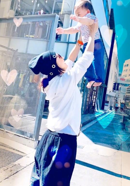 张柏芝|巧合？张柏芝三胎儿子画蛋糕礼物并配文：爸爸，昨日谢霆锋满40岁