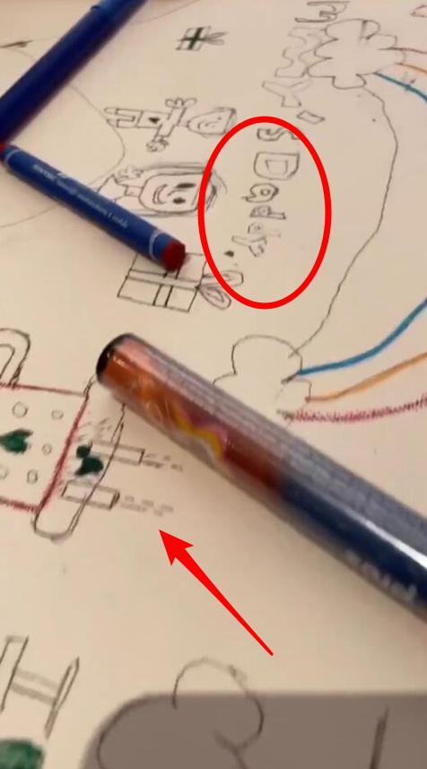 张柏芝|巧合？张柏芝三胎儿子画蛋糕礼物并配文：爸爸，昨日谢霆锋满40岁