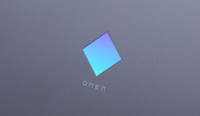 蓝绿渐变色 logo 加上灰白色的 omen 标识成为笔记本a面上唯一的点缀