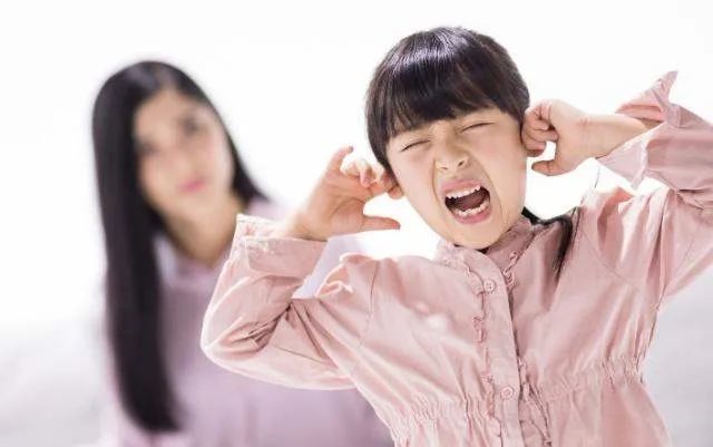 孩子发脾气时,90%的家长第一句话都说错了