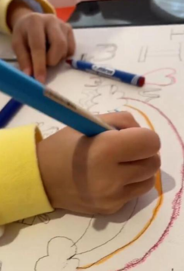 张柏芝|生父找到了？谢霆锋生日张柏芝教幼子手绘蛋糕，配文称呼“爸爸”