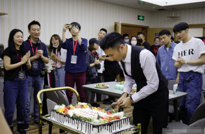 张柏芝|生父找到了？谢霆锋生日张柏芝教幼子手绘蛋糕，配文称呼“爸爸”