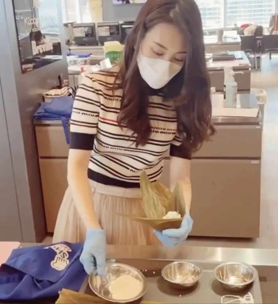 方媛|方媛下厨做创意蒸蛋，番茄胡萝卜雕成花，让两个女儿大饱口福