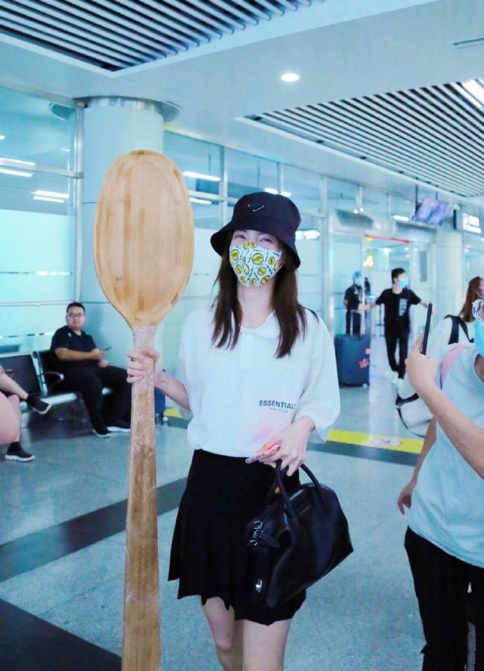 金晨|金晨发文回应粉丝送一米高大勺，发掘巨勺多功能用途再现喜剧人属性