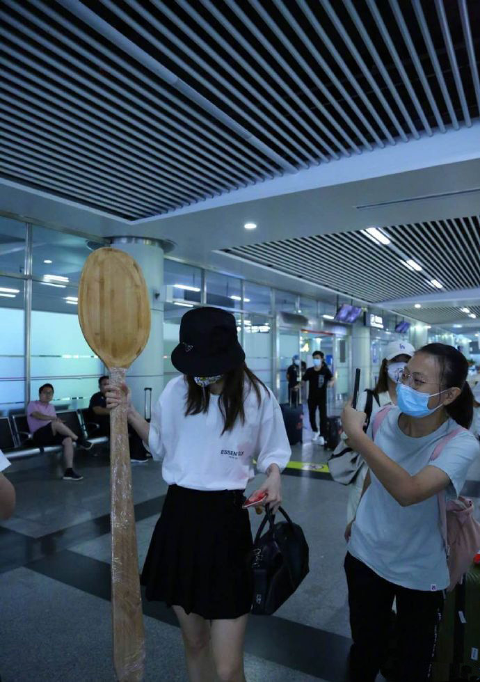 金晨|金晨发文回应粉丝送一米高大勺，发掘巨勺多功能用途再现喜剧人属性