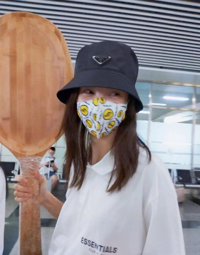 金晨|金晨发文回应粉丝送一米高大勺，发掘巨勺多功能用途再现喜剧人属性