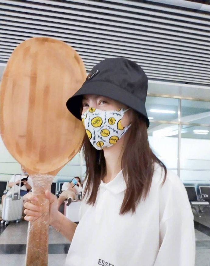 金晨|金晨发文回应粉丝送一米高大勺，发掘巨勺多功能用途再现喜剧人属性