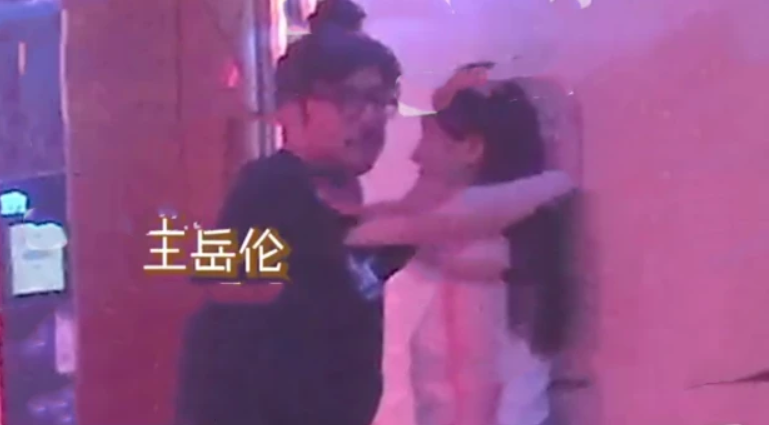 李湘|李湘晒王诗龄照片甜蜜称呼“心肝宝贝”，细节证明三口之家依然幸福