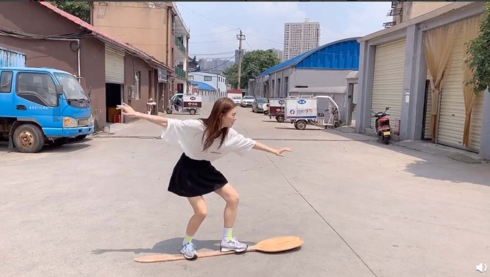 金晨|金晨发文回应粉丝送一米高大勺，发掘巨勺多功能用途再现喜剧人属性