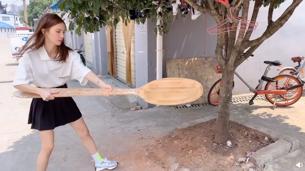 金晨|金晨发文回应粉丝送一米高大勺，发掘巨勺多功能用途再现喜剧人属性