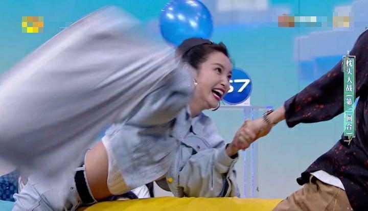 王一博|王一博节目表现太绅士，遇到李冰冰赵丽颖懂谦让，情商太高惹人喜