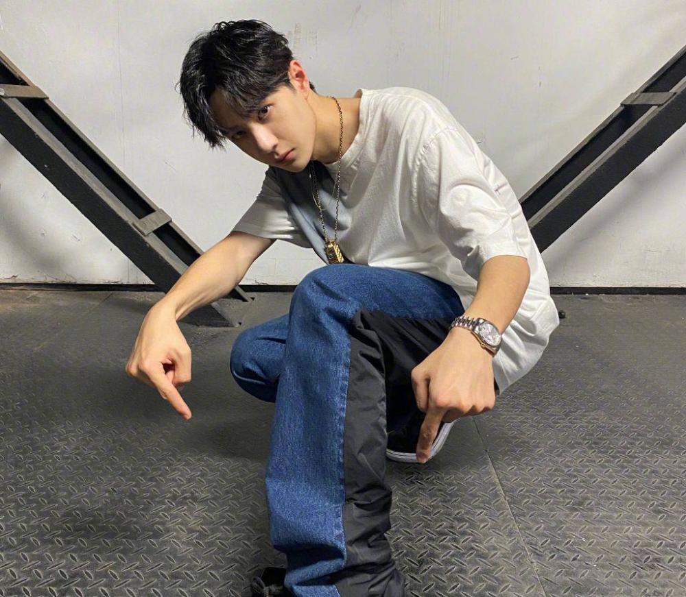 王一博|王一博节目表现太绅士，遇到李冰冰赵丽颖懂谦让，情商太高惹人喜