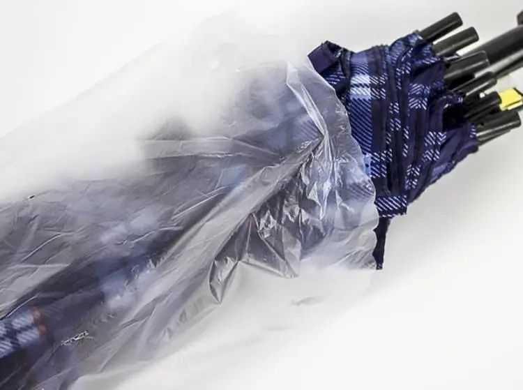 上海10号线上,一乘客鼻子被打断…下雨天坐地铁,伞应该放哪?