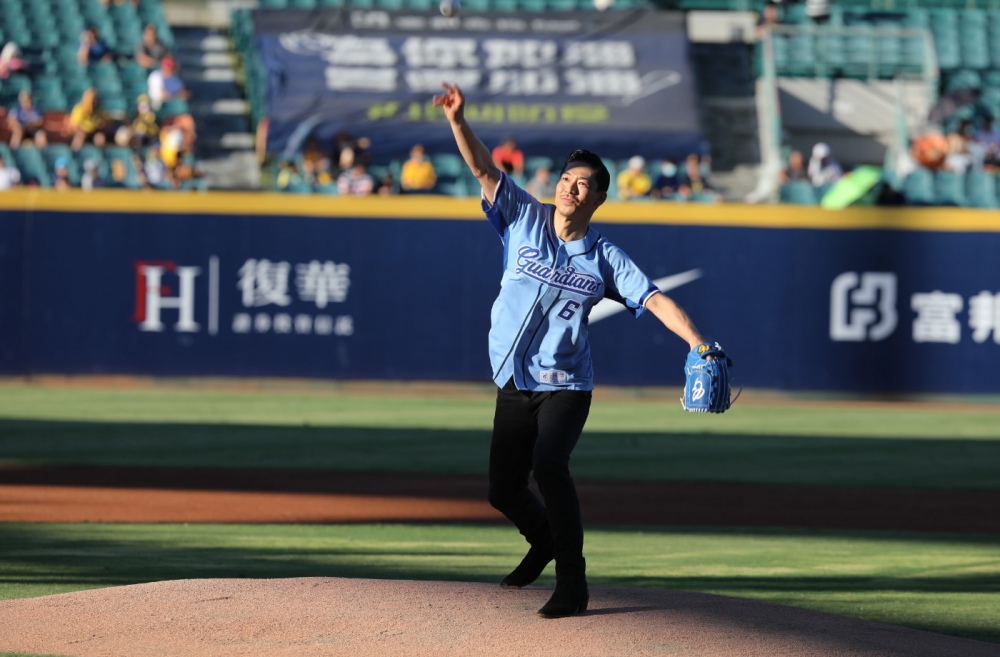 林志玲|黑泽良平担任棒球赛开球嘉宾，林志玲现身秀恩爱，力破夫妻不和谣言
