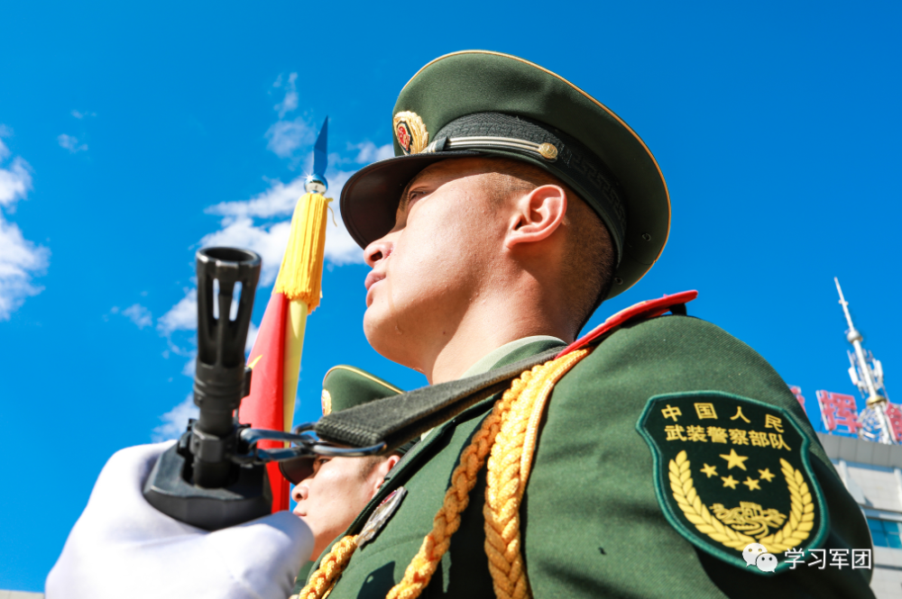 执勤哨位上的风雨兼程,尽忠职守训练场上的摸爬滚打,流血流汗.